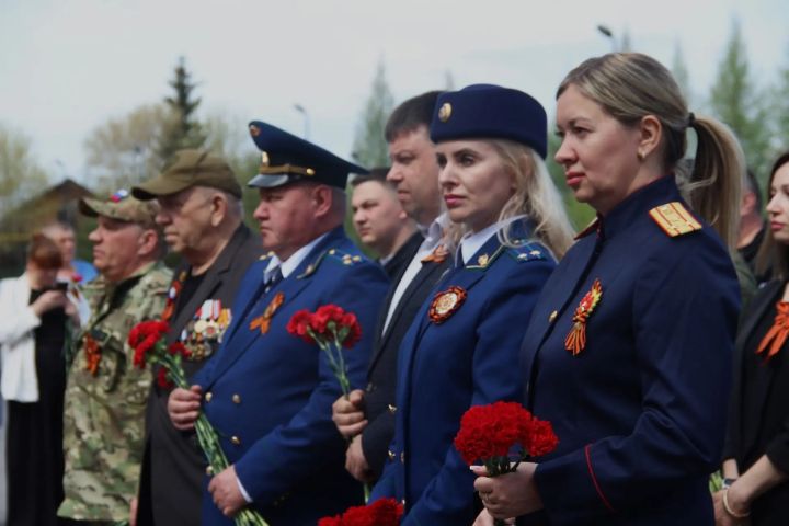 Цветы к памятнику возложили во время автопробега