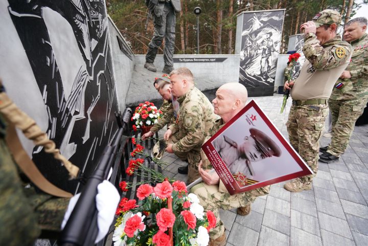 В строю шагают сквозь года
