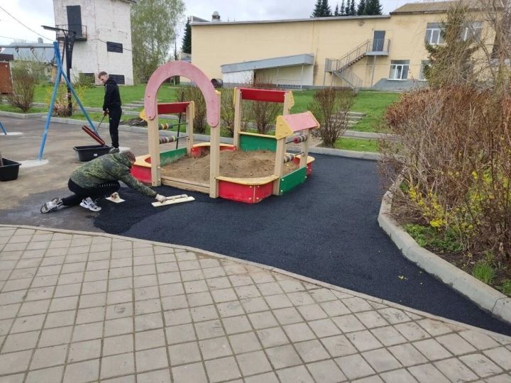В парке Щегловского началась замена старого покрытия