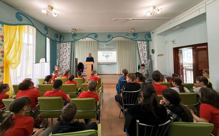 Работники прокуратуры поздравили детей