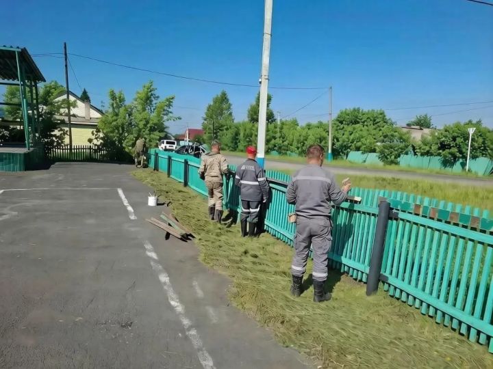 Активисты покрасили изгородь в Разведчике