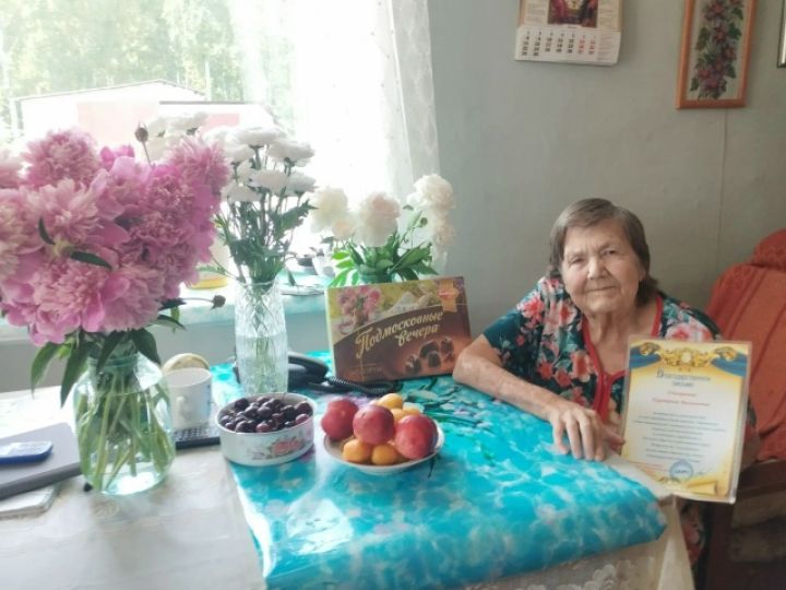 Ветерана Екатерину Смирнову из Верхотомского поздравили с днем рождения 
