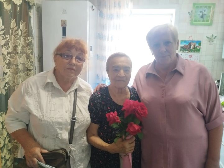 Заслуженного ветерана поздравили с днем рождения