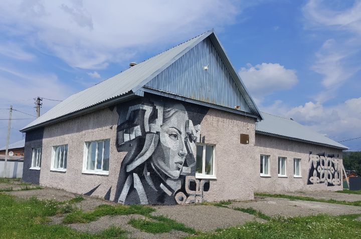 Новая жизнь Дома культуры в Смолино: местное сообщество создало современный мурал