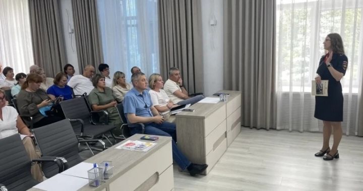 Для работников администрации округа провели профилактическую лекцию