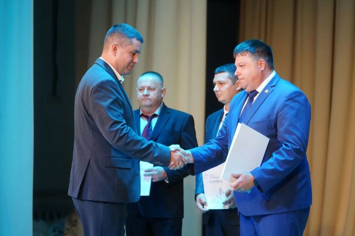 Горняков поздравил с праздником глава округа