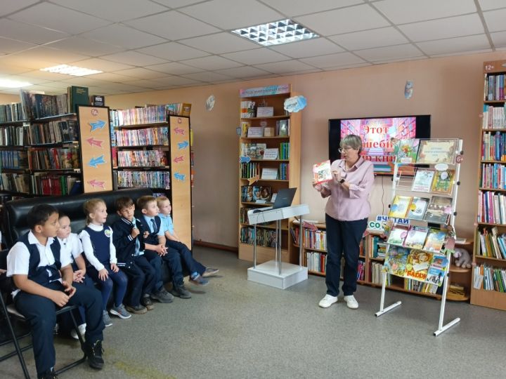 Первоклассникам Ягуново провели экскурсию по библиотеке