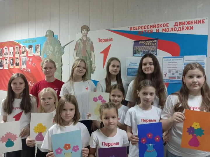 Школьники Звездного изготовили открытки для пожилых 