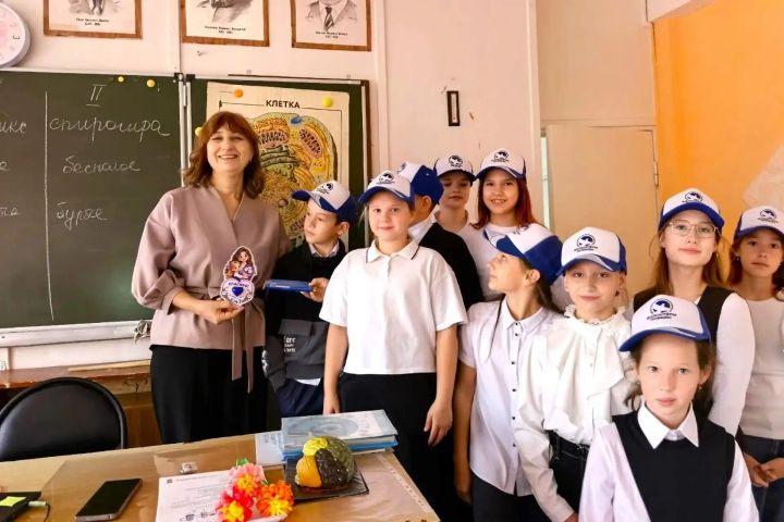 Учителей поздравили с праздником