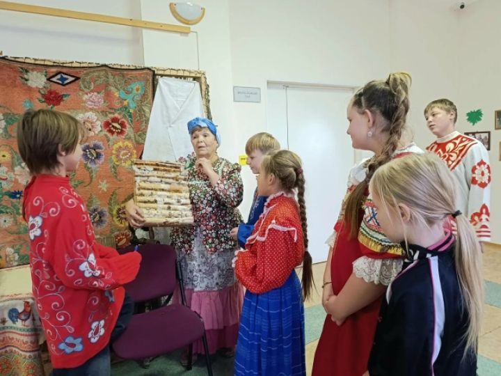 С народными обычаями на Покров познакомились в Разведчике