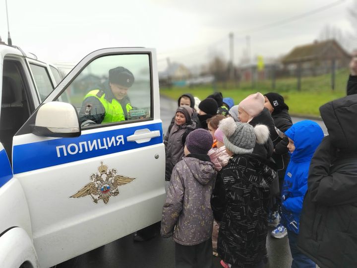 Сотрудники Госавтоинспекции и ПДН встретились со школьниками Верхотомского