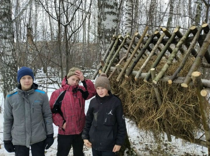 Школьники сделали кормушки для лосей