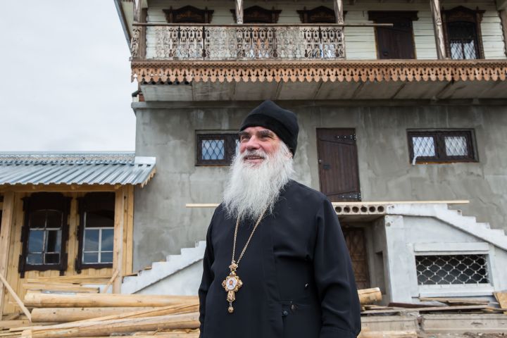 «Галерея прошлого»: священник Александр Демченко строит музей сибирского быта