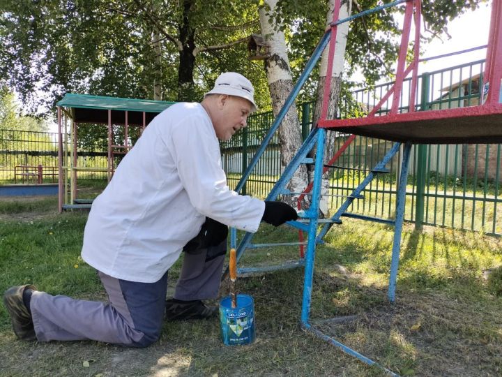 Игровая площадка заиграла красками