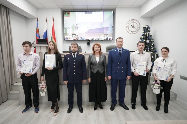 В округе вручили сертификаты на жилье