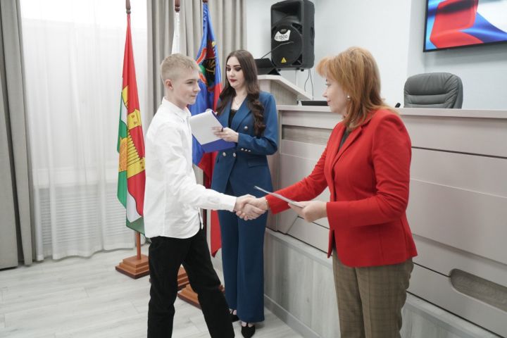 Вручение паспортов прошло в администрации округа