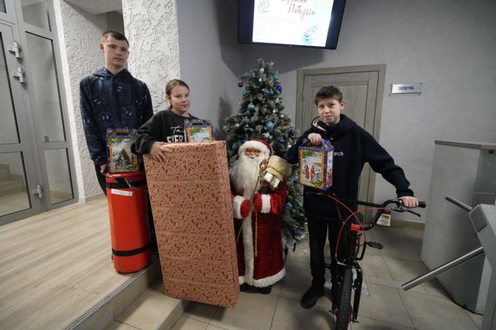 Первые подарки получили ребятишки из приемных семей