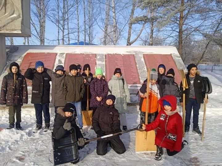 Убрали снег с памятников героям Великой Отечественной войны
