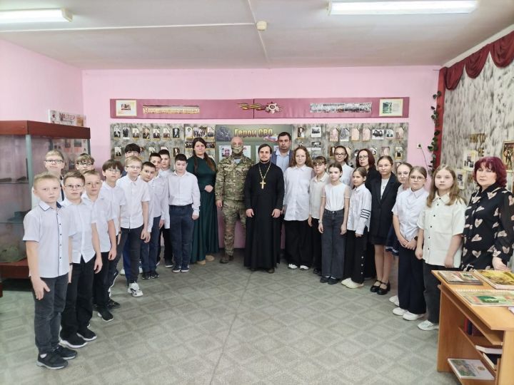 Бойцы провели для школьников уроки мужества
