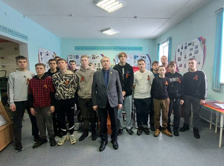 Председатель Совета депутатов рассказал студентам о Сталинграде