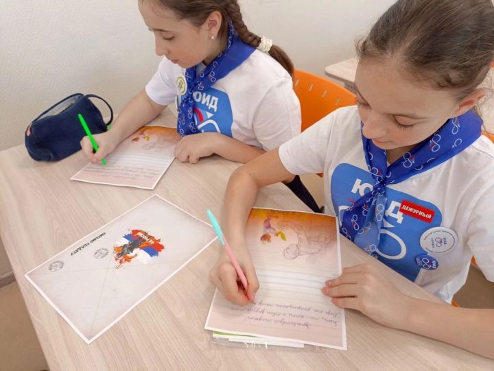 Школьники и активисты собрали посылки для защитников к празднику