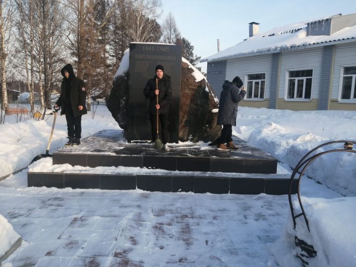Волонтёры убрали снег у домов ветеранов и около памятника в Разведчике