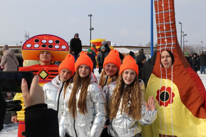 Масленичные гуляния прошли в «Нашем парке»
