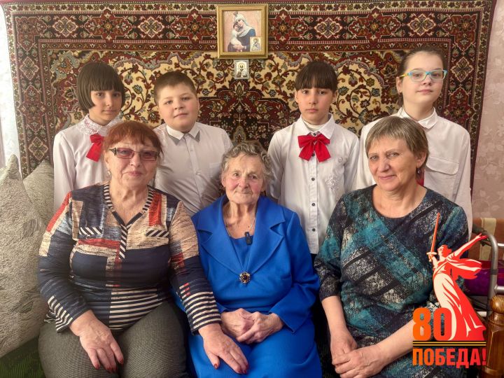 Школьники Верхотомского посетили труженицу тыла