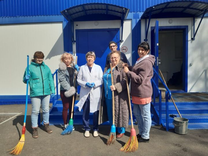 Медики округа приняли участие в субботнике