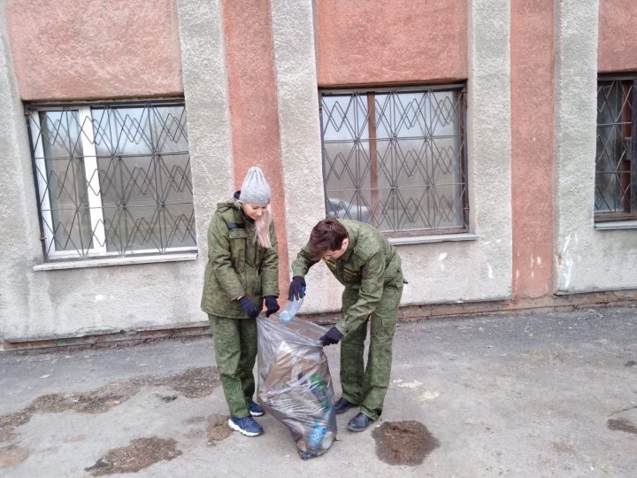 Следователи приняли участие в субботнике
