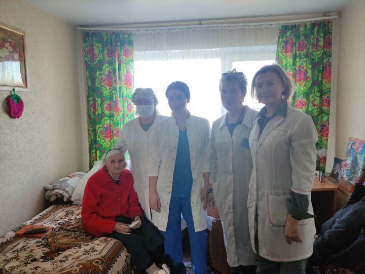 Медики посещают ветеранов на дому