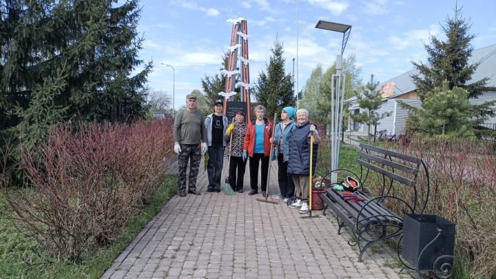 Ветераны провели субботник около памятника в Берёзово