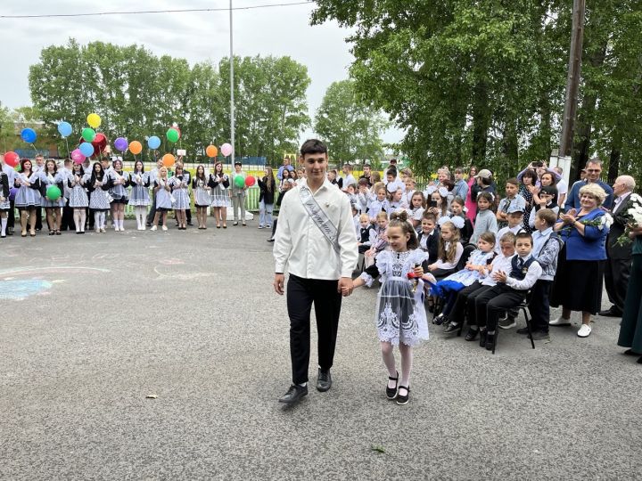 Последние звонки прозвучали в школах округа