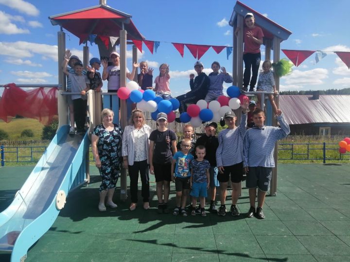 В посёлке Ровенский открылась детская игровая площадка