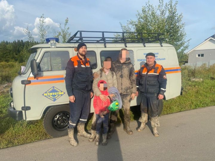Спасатели вывели семью из леса