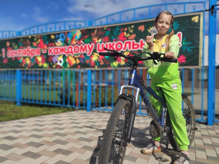 Школьникам раздали фликеры