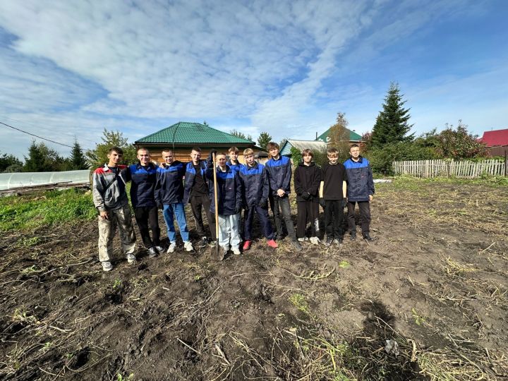 Волонтеры помогли собрать урожай и поделились излишками