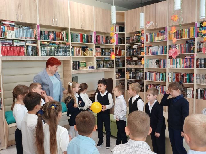 Первоклассники Елыкаево познакомились с библиотекой