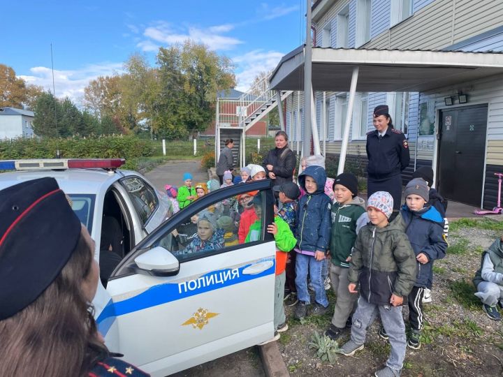 Детсадовцы Звездного не только узнали о правилах дорожного движения, но и посидели в патрульном автомобиле