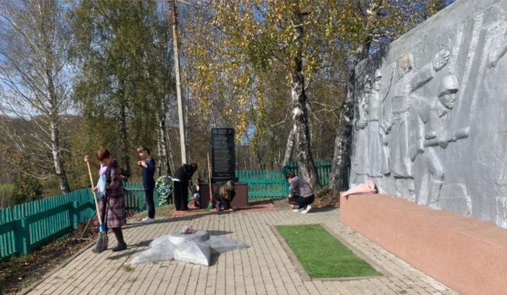 Школьники навели порядок около мемориала в Усть-Хмелевке