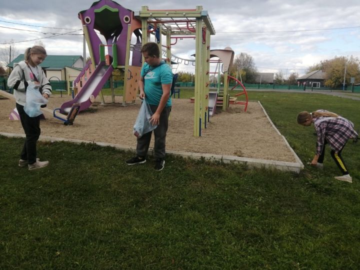 В Разведчике провели субботник около ДК