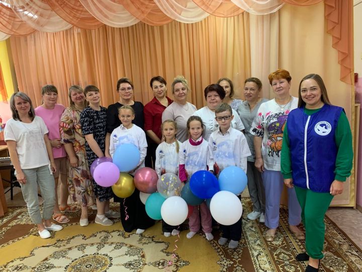 Волонтёры поздравили воспитателей