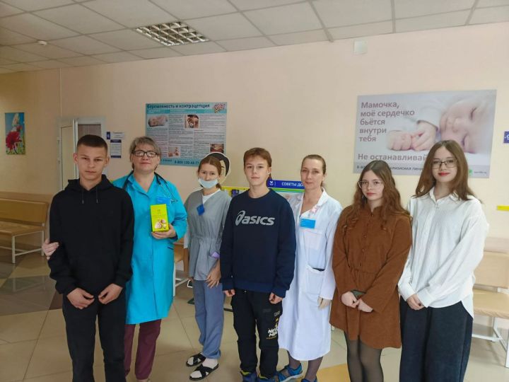 Школьники поздравили медиков в Разведчике