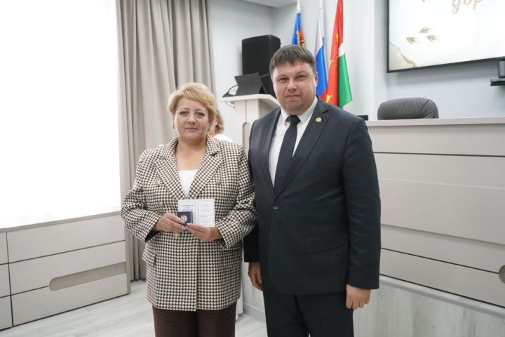 Глава округа наградил педагогов и медицинских работников