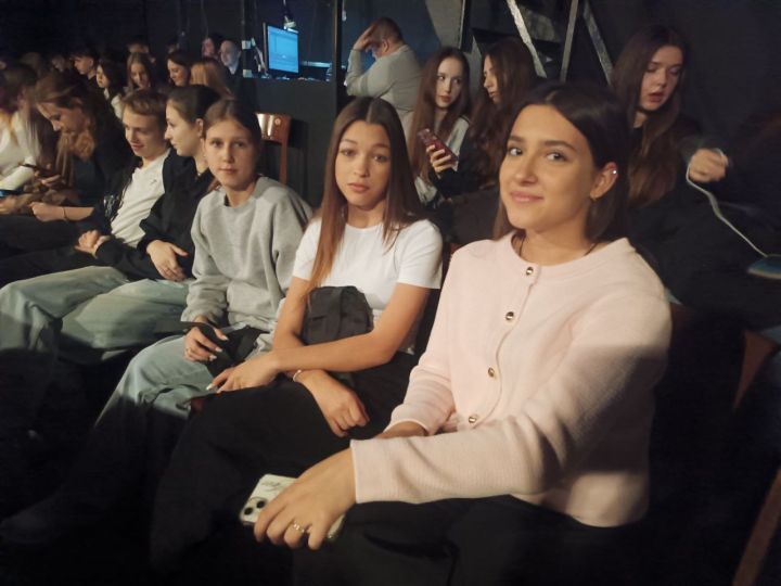 Школьники Звездного побывали на патриотическом спектакле