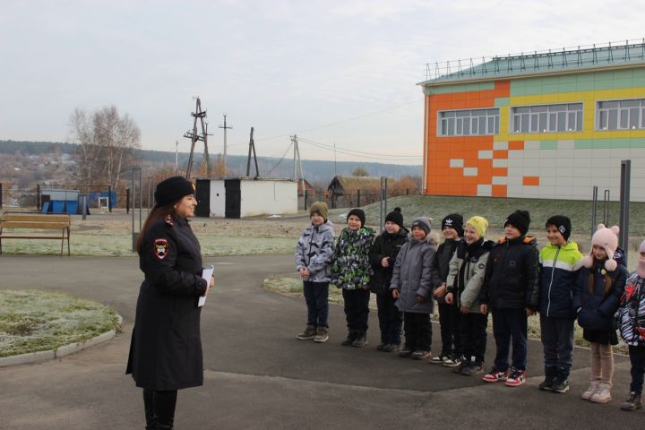 Школьники Верхотомского повторили правила дорожного движения