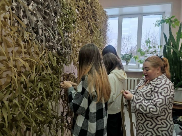 Школьников Елыкаево научили плести маскировочные сети