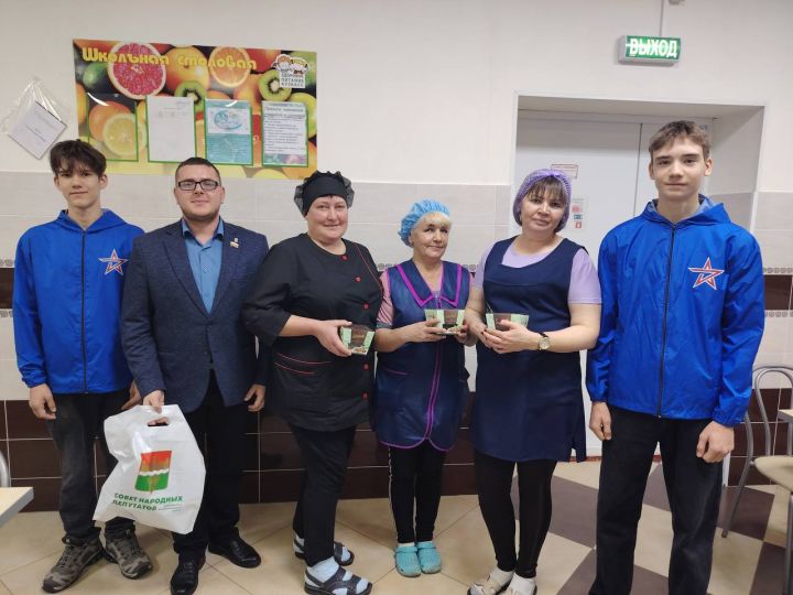 Волонтёры поздравили мам