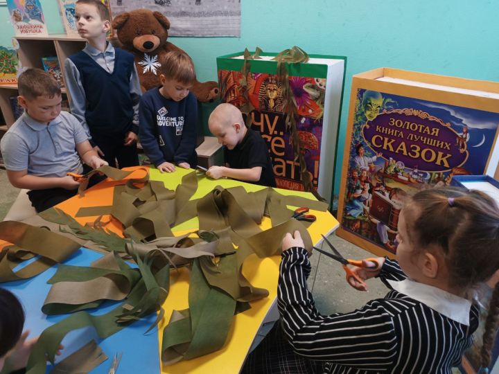 Первоклассники научились делать ленты для масксетей