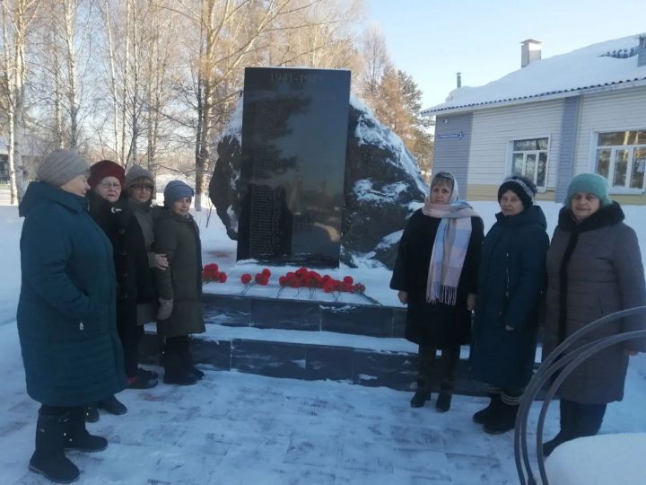 В Разведчике возложили цветы